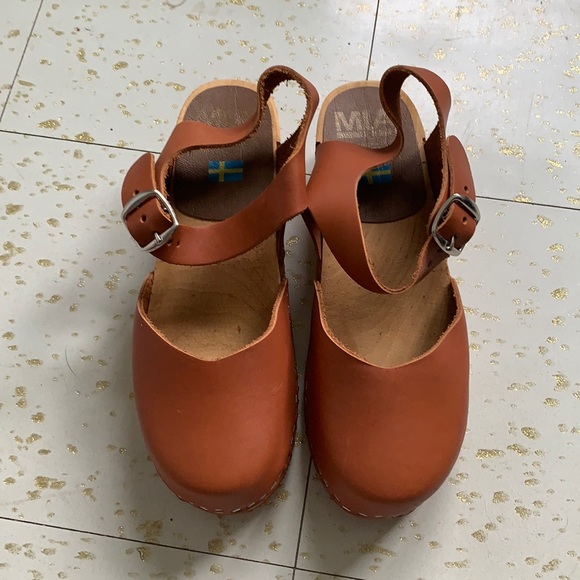 Closed toe Clogs - Picture 2 of 4